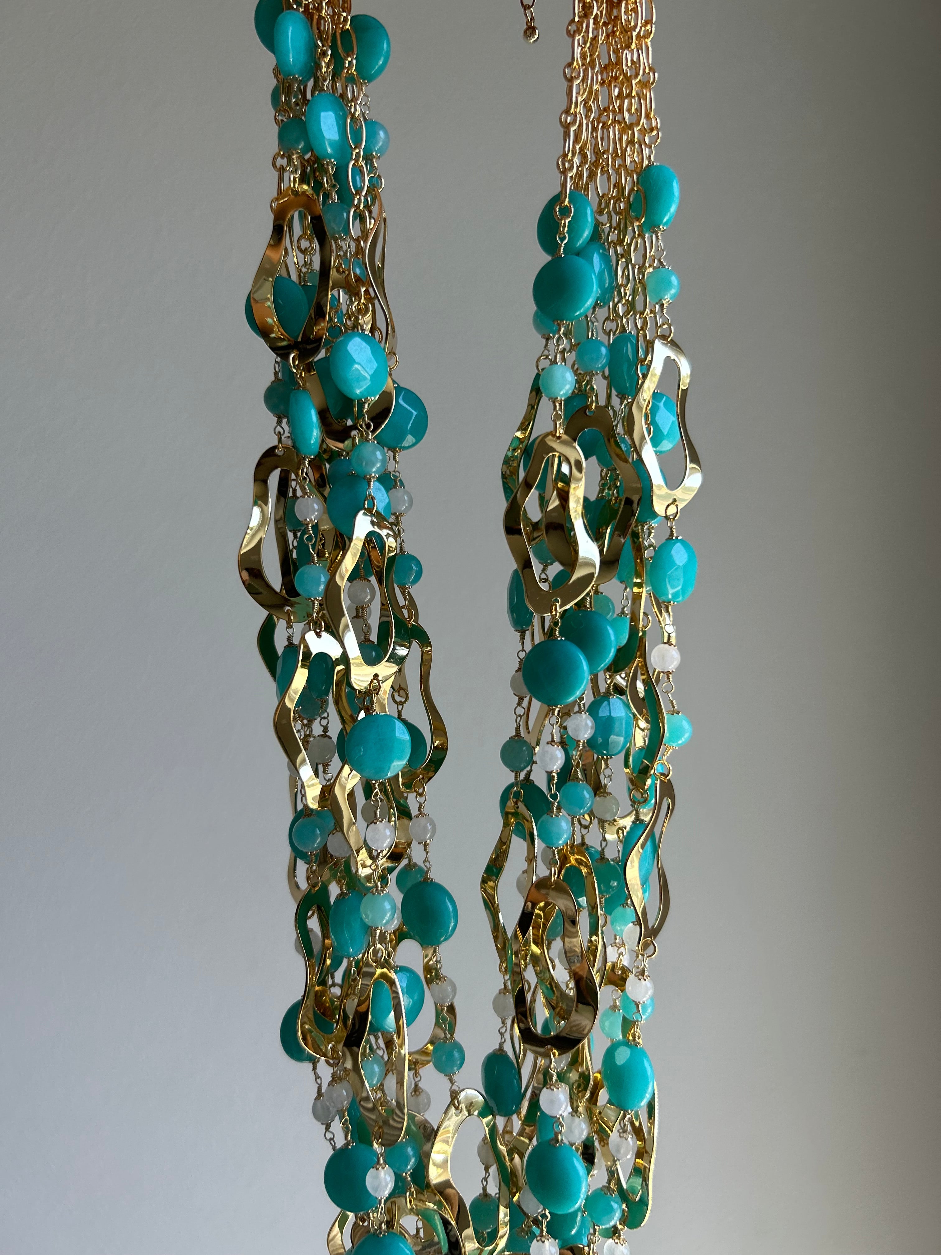Gold curve necklace